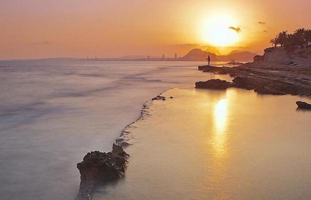 House Totally Refurbished In 2024, Terrace In Front Of The Sea, 1 Min Walk To The Beach, Aircon, Wifi Casa de Férias *